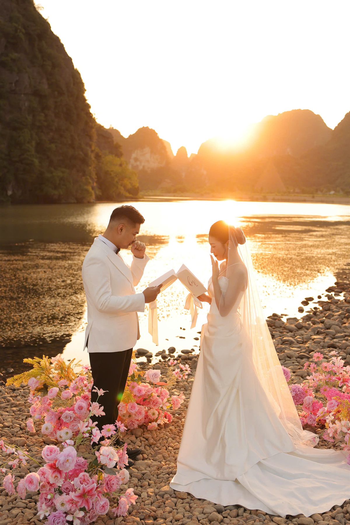 Đức Lương và Ngọc Ánh bên dòng sông Ninh Bình lúc hoàng hôn